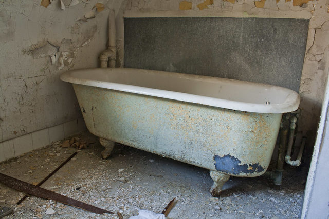 Bathtub in the corner of a room