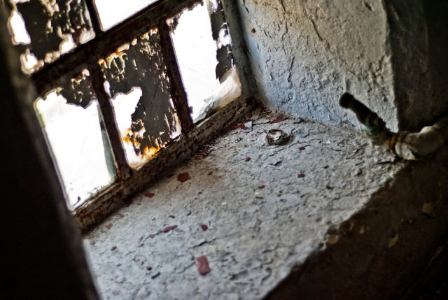 Close up of a windowsill at the Missouri State Penitentiary