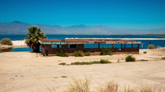 Salton Sea abandoned building 
