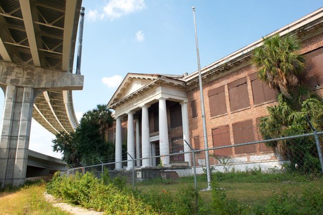 Exterior of Annie Lytle elementary school 