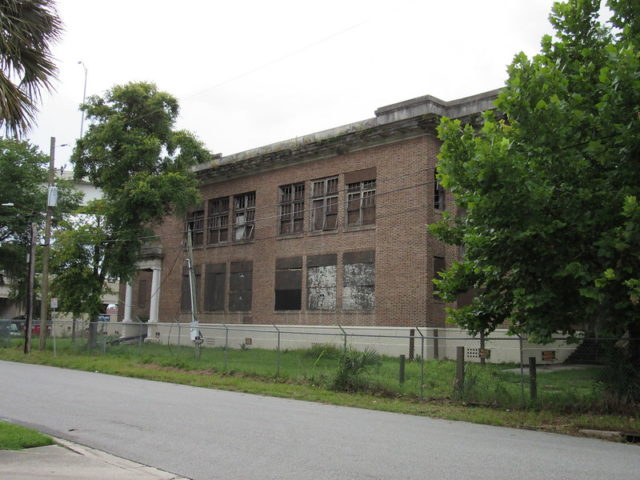 Annie Lytle School from Chelsea Street 