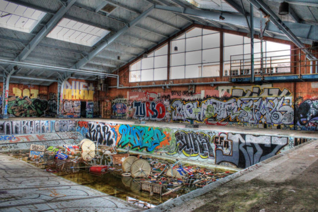 Empty pool covered in graffiti
