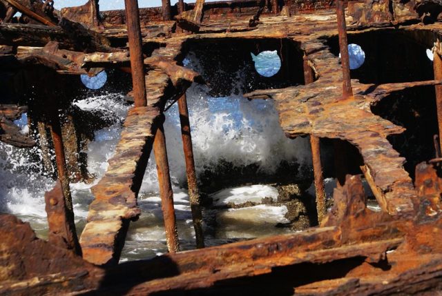 Ocean waves hitting the SS Maheno shipwreck