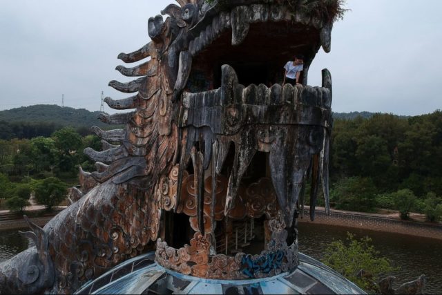 Dragon head atop the Hồ Thuỷ Tiên aquarium