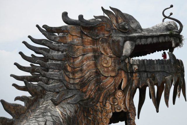 Dragon head atop the Hồ Thuỷ Tiên aquarium