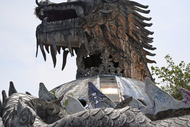 Dragon head atop the Hồ Thuỷ Tiên aquarium