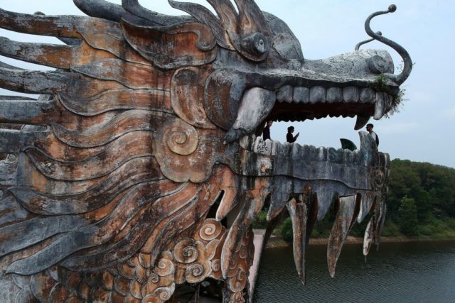Dragon head atop the Hồ Thuỷ Tiên aquarium