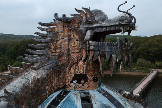 Dragon head atop the Hồ Thuỷ Tiên aquarium