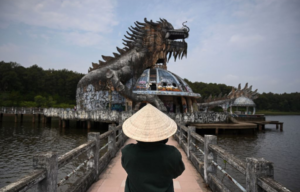 Tourist standing on the walkway to the Hồ Thuỷ Tiên aquarium