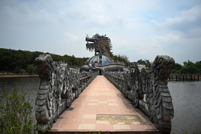 Walkway leading up to the Hồ Thuỷ Tiên aquarium