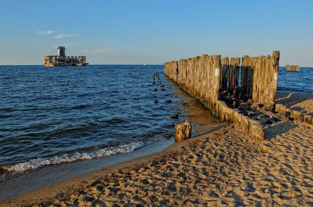 Remnants of the pier, with Torpedownia in the distance