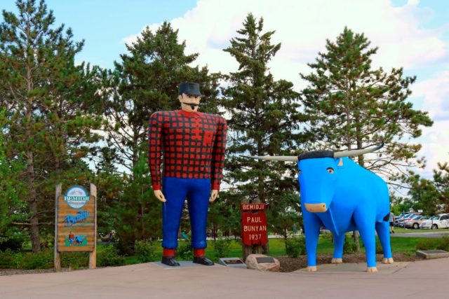 Statues of Paul Bunyan and Babe the Blue Ox