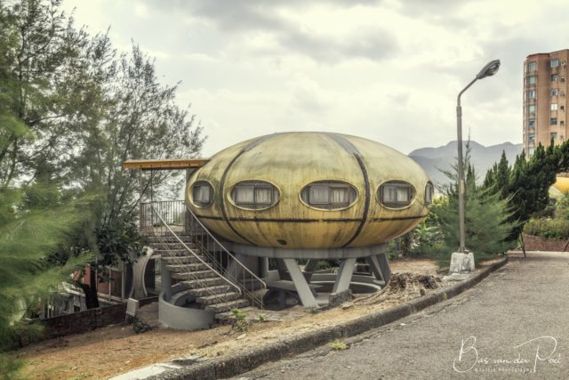 A small building shaped like a UFO.