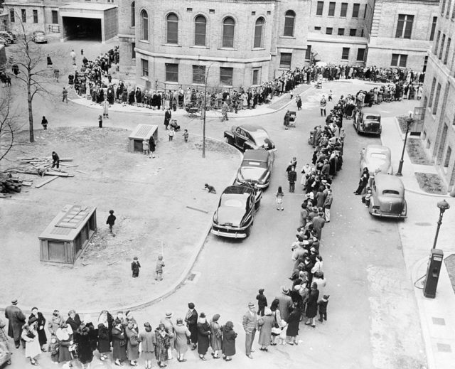 A massive line of New Yorkers waiting for their smallpox vaccine