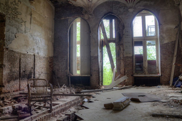 A run down parlour room sits abandoned