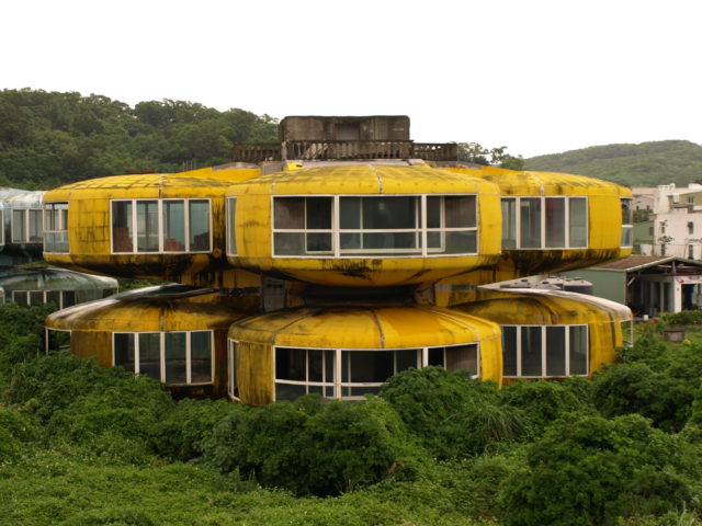 Yellow UFO Sanzhi building structure