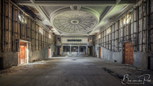 Large room with a circular dome on the roof