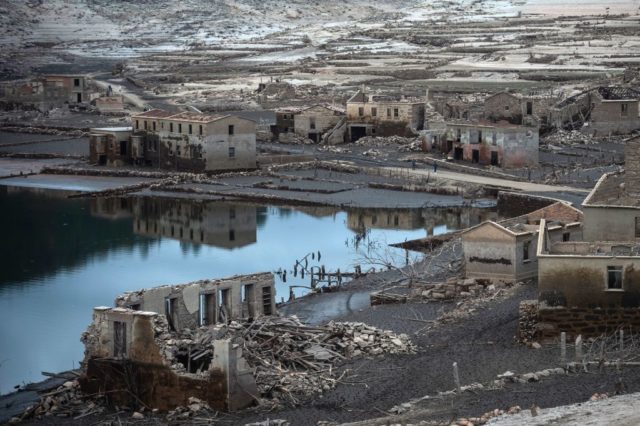 Buildings in various stages of destruction in Aceredo