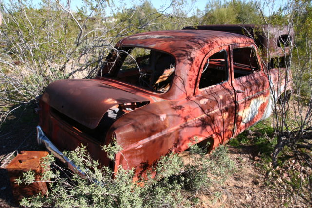 An abandoned car at Vulture City
