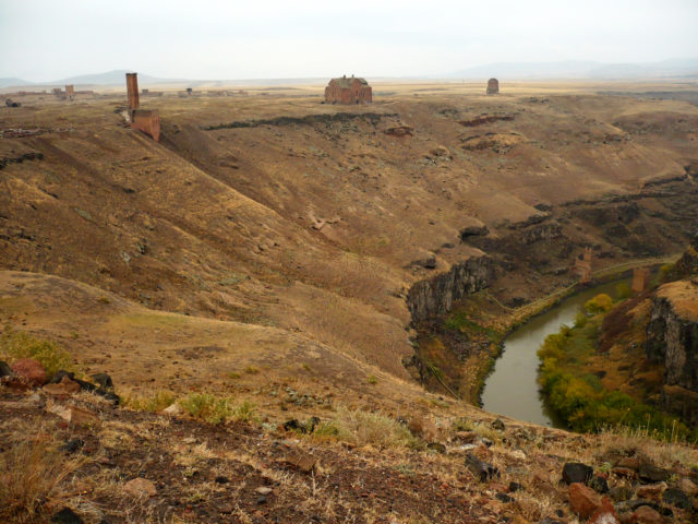 Panning view of the city of Ani