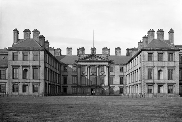 The entrance of the Hamilton Palace