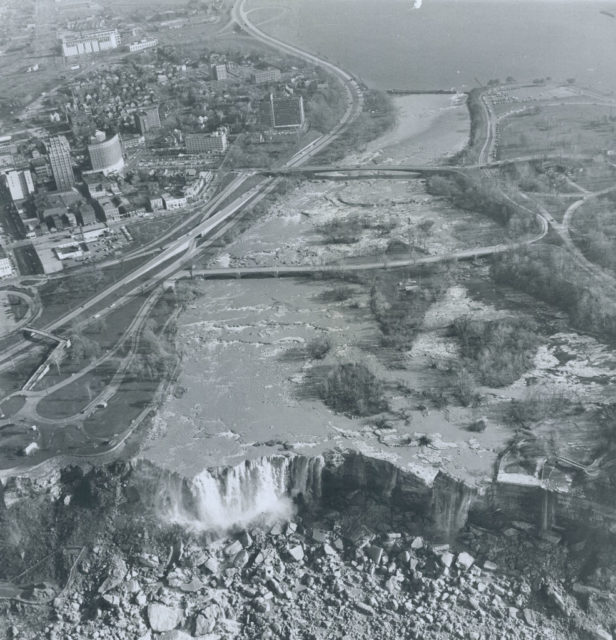 The water of Niagara Falls is restored after months of "dewatering"