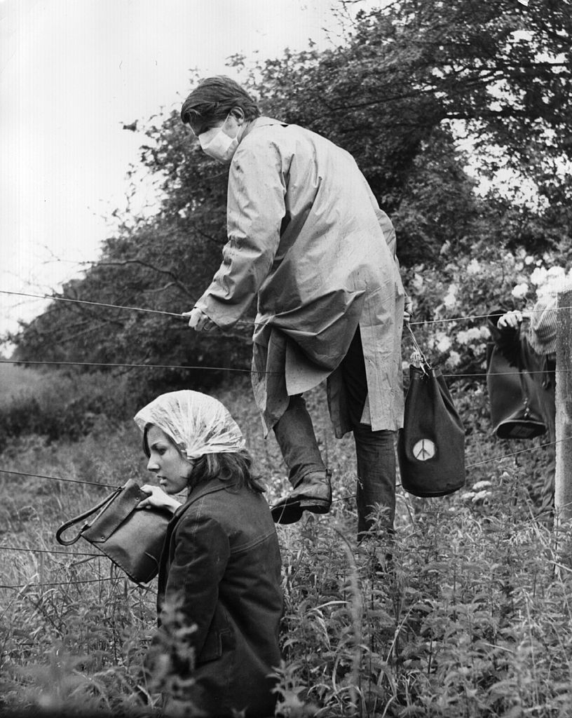 抗议者越过铁丝网