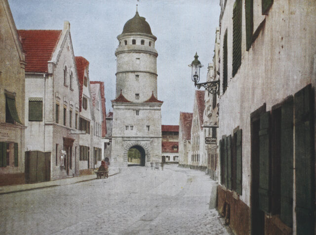A photo looking down a street in Nordlingen, a tower at the end of the road. 