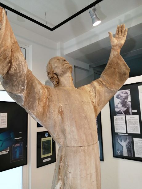 Bronze mold of the Christ of the Abyss statue on display