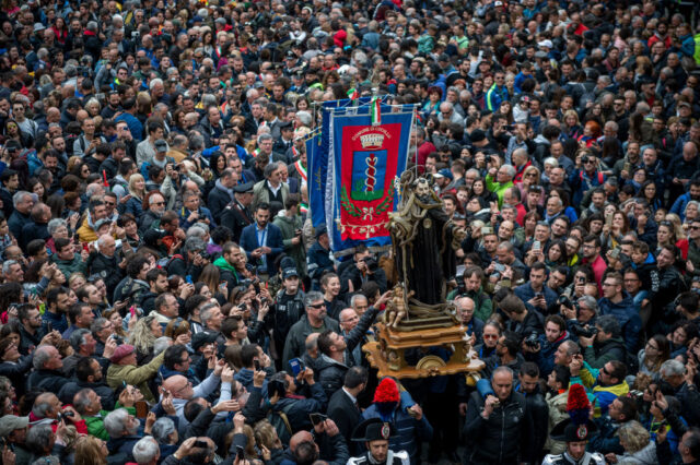 Crowd gathered around Serpari holding the statue of Saint Domenico di Sora