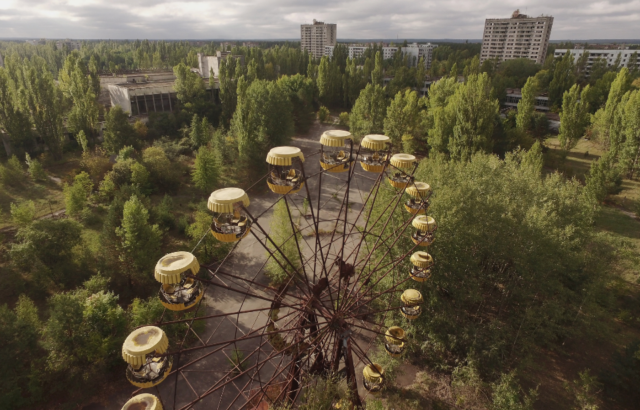 An old ferris wheel that is rusty.