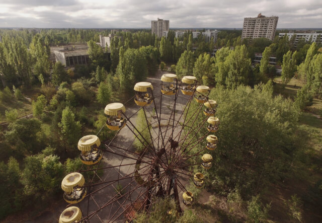 An old ferris wheel that is rusty.