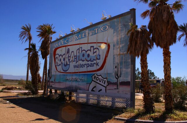 The Rock-a-Hoola sign that greeted visitors into the park, April 2011. (Photo Credit: Dzealand / Wikimedia Commons / CC 4.0)