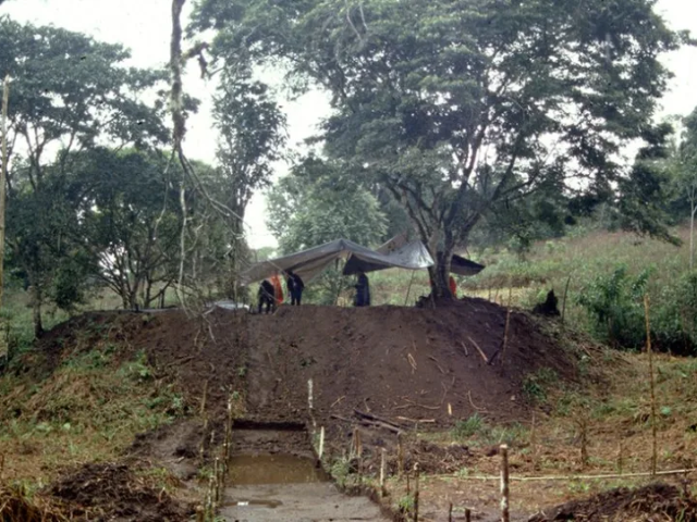 Excavators uncovering central platform of complex XI under a trap in Sangay.